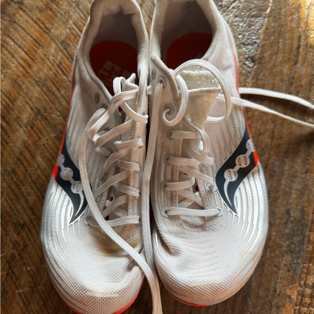 Saucony Women’s White Ballista MD running spikes